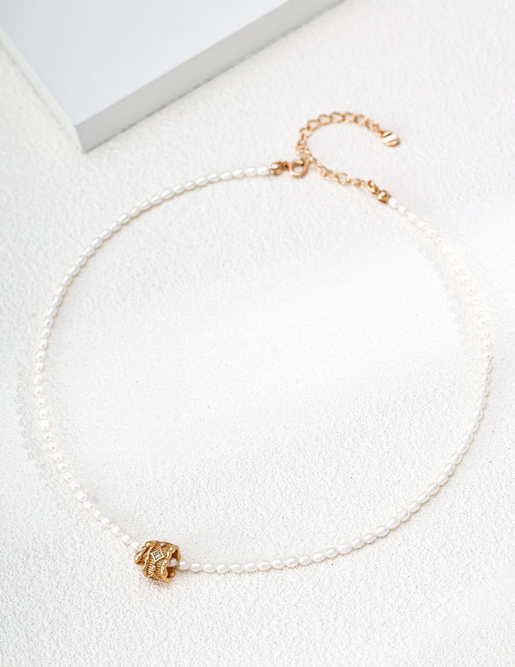SENLORE Fluid Pearl Necklace – Lifestyle Shot