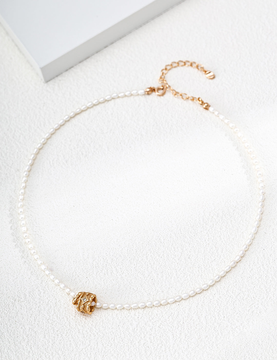 SENLORE Fluid Pearl Necklace – Lifestyle Shot