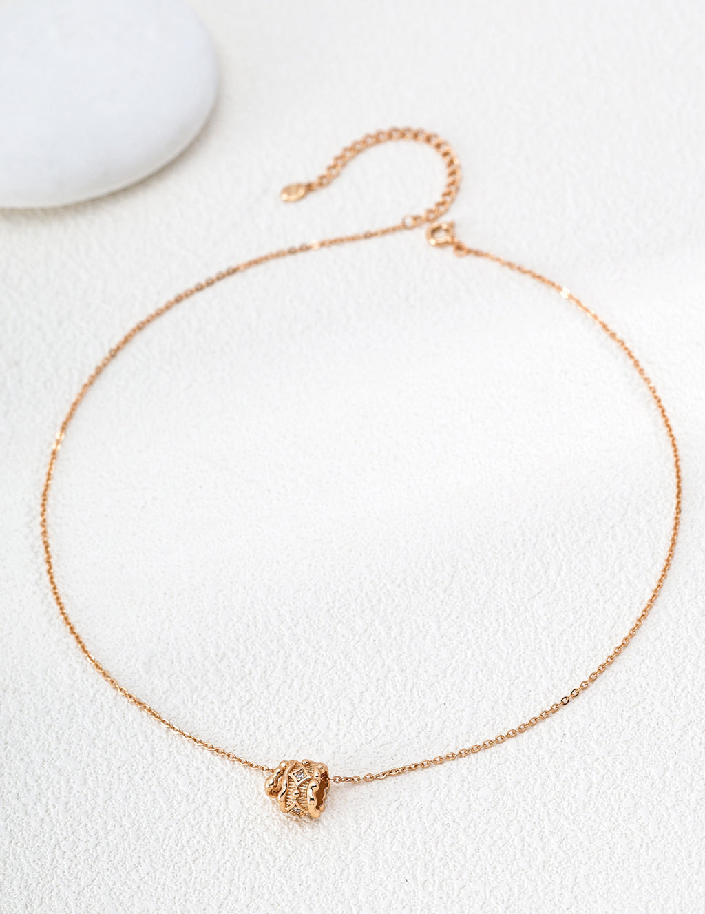 SENLORE Fluid Pearl Necklace – Lifestyle Shot