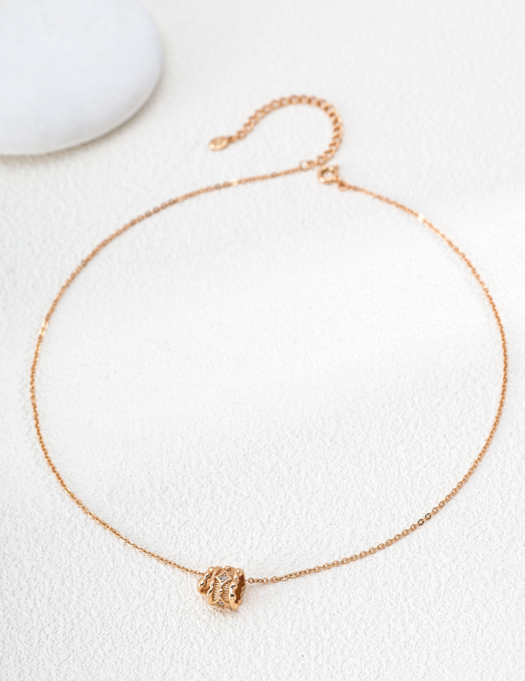 SENLORE Fluid Pearl Necklace – Lifestyle Shot