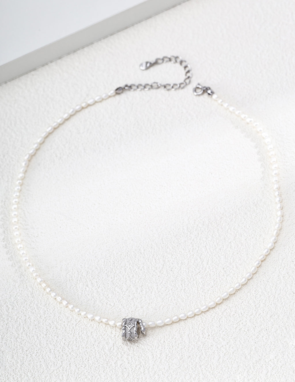 SENLORE Fluid Pearl Necklace – Lifestyle Shot