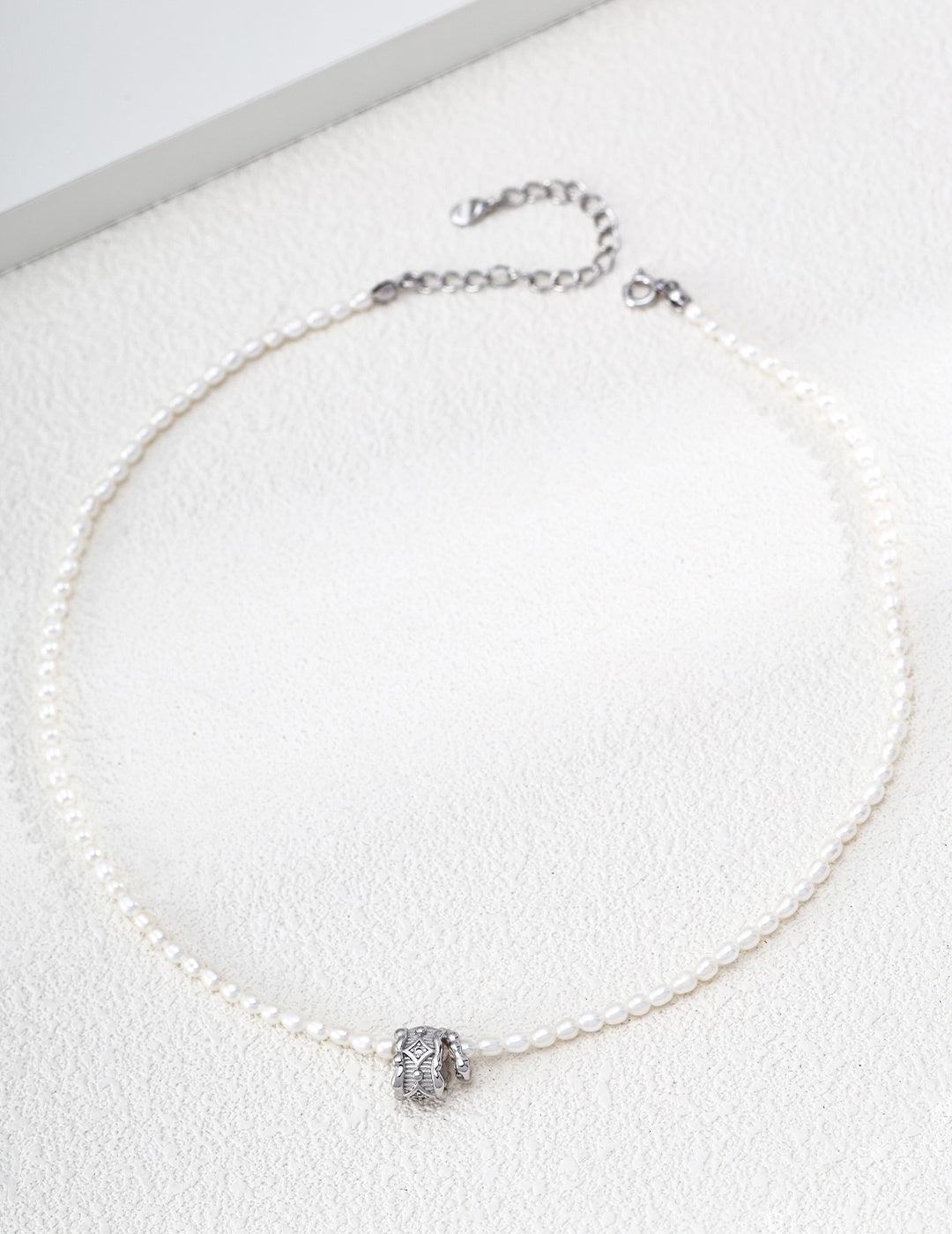 SENLORE Fluid Pearl Necklace – Lifestyle Shot