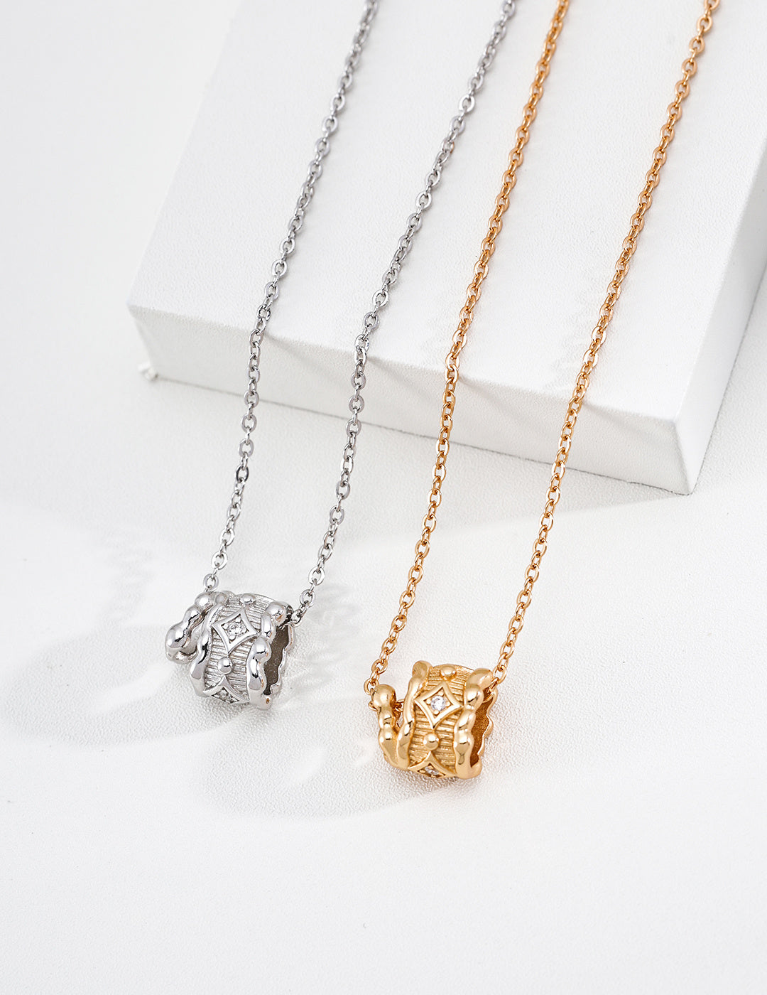 SENLORE Fluid Pearl Necklace – Lifestyle Shot