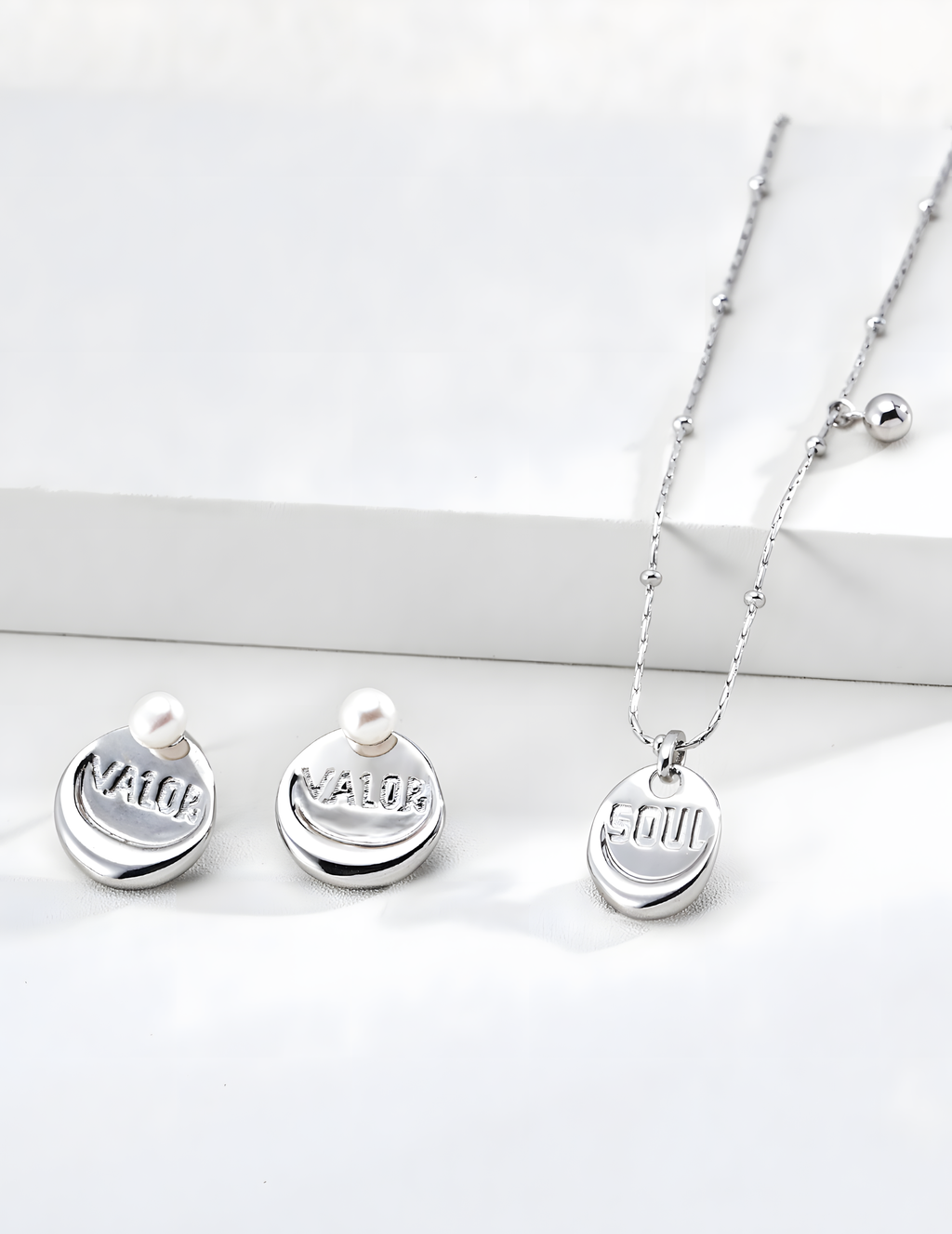 SENLORE Free Minimalist Necklace – Detail Close-up