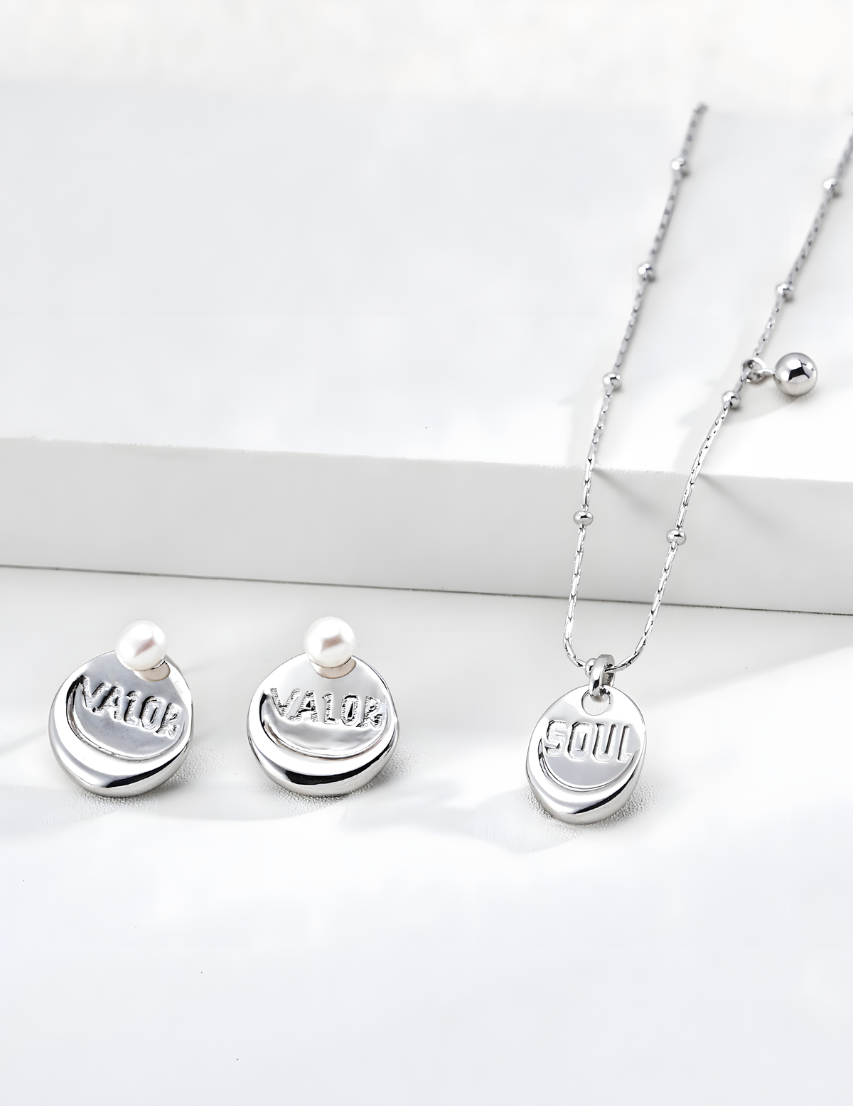 SENLORE Free Minimalist Necklace – Detail Close-up