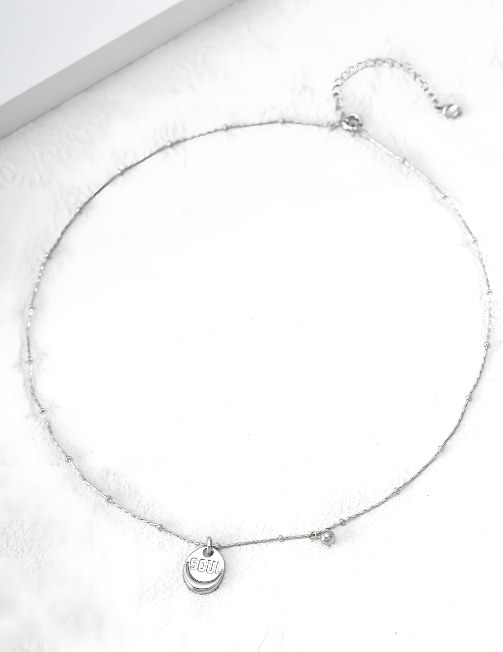 SENLORE Free Minimalist Necklace – Lifestyle Shot