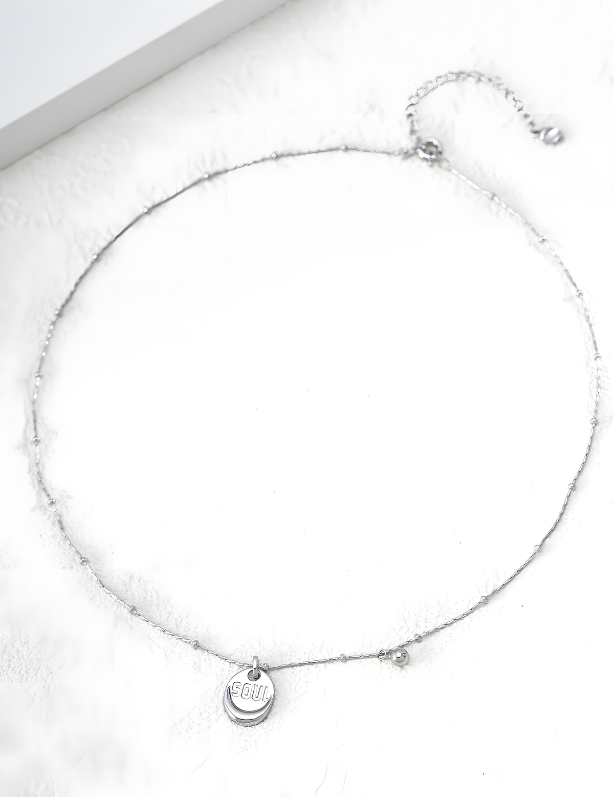 SENLORE Free Minimalist Necklace – Lifestyle Shot