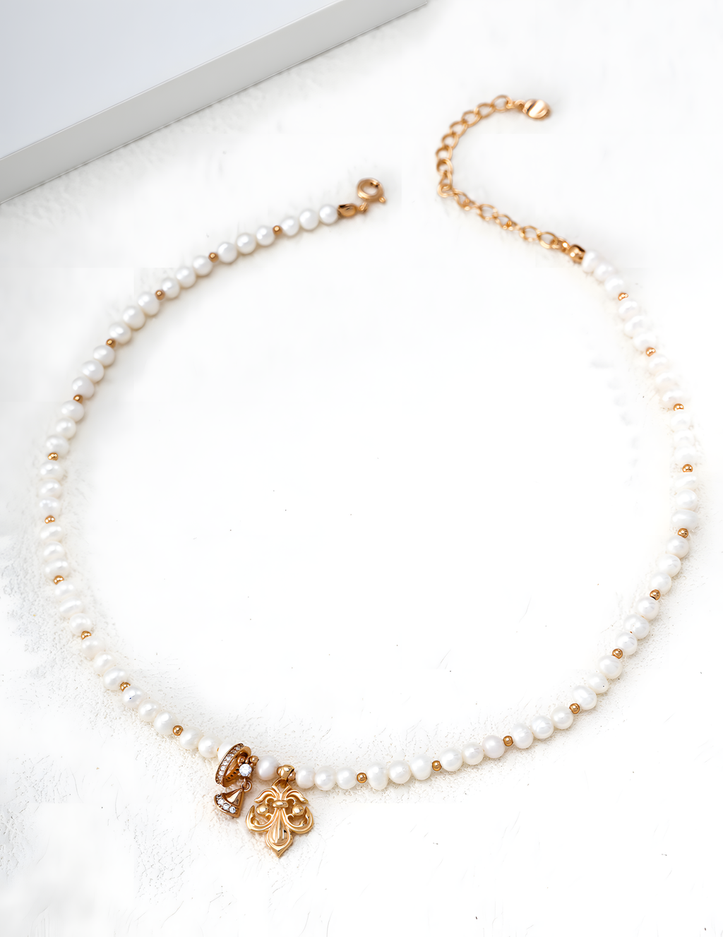 SENLORE Iris Pearl Necklace – Detail Close-up