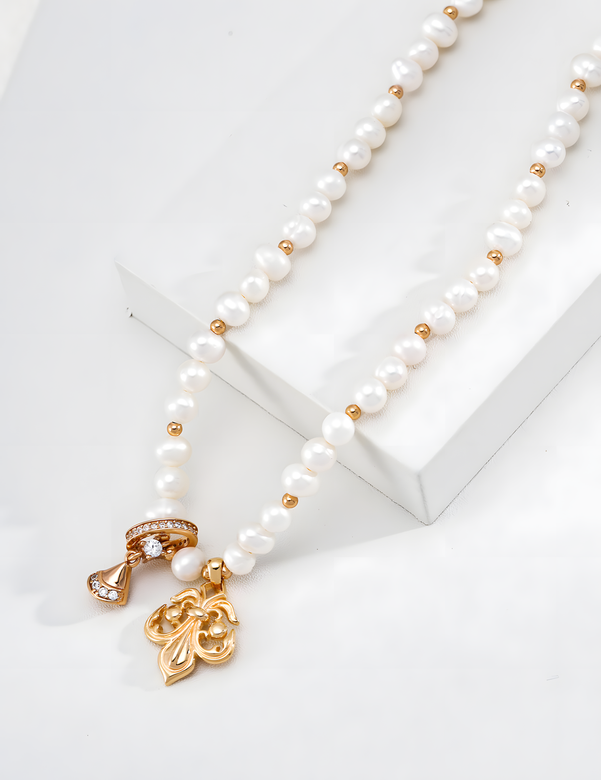 SENLORE Iris Pearl Necklace – Side View