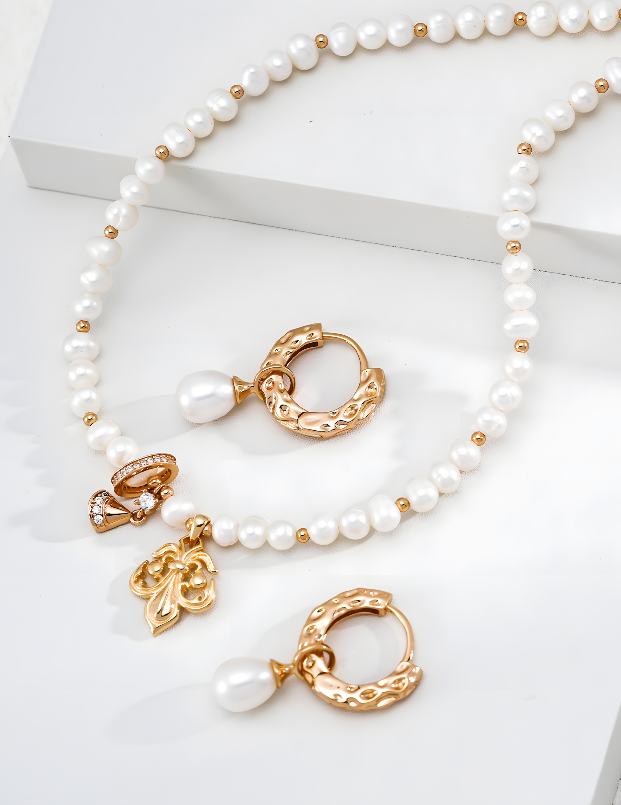 SENLORE Iris Pearl Necklace – Lifestyle Shot