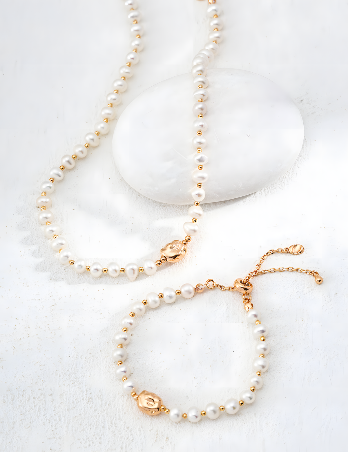 SENLORE Minimalist Pearl Necklace – Detail Close-up