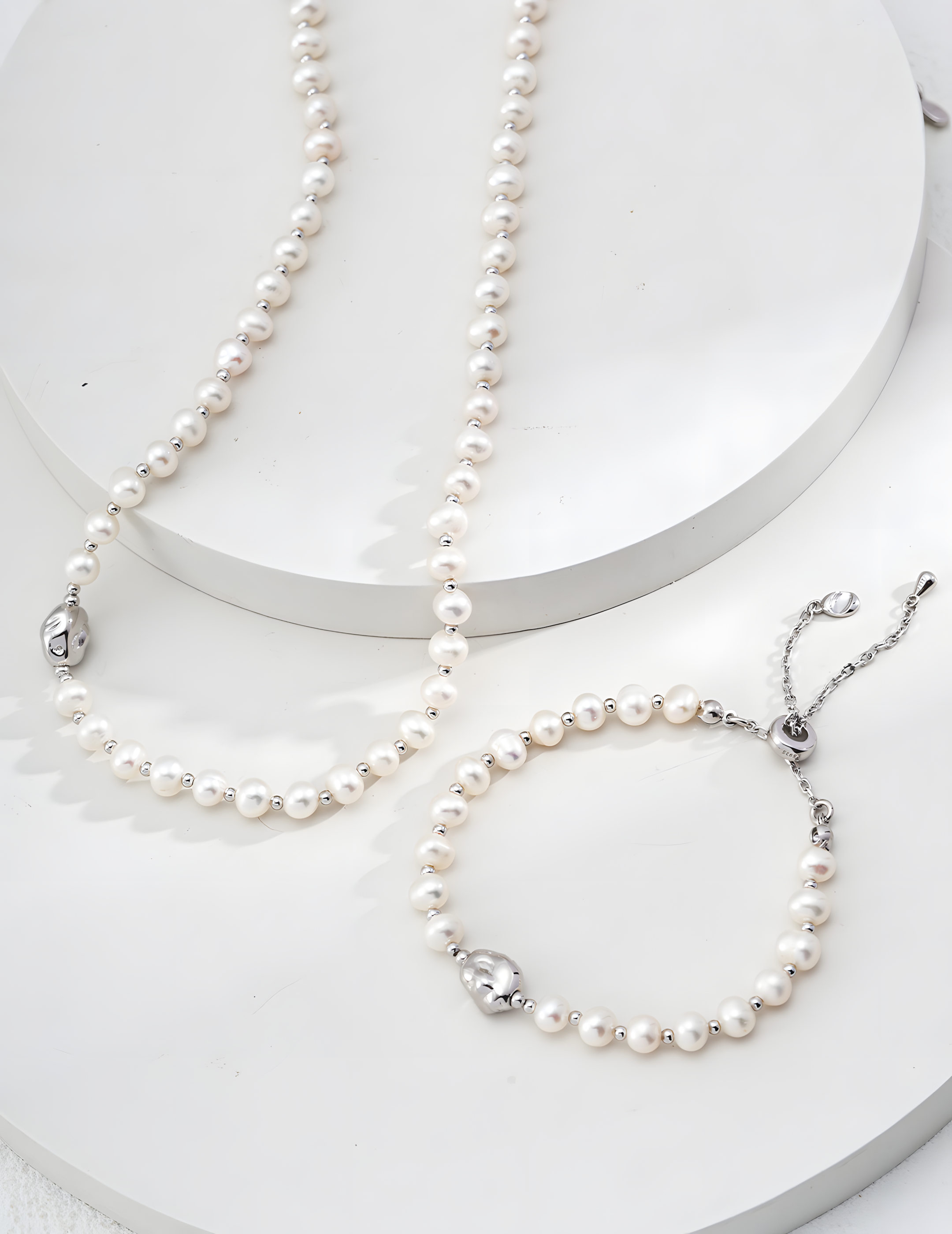 SENLORE Minimalist Pearl Necklace – Side View