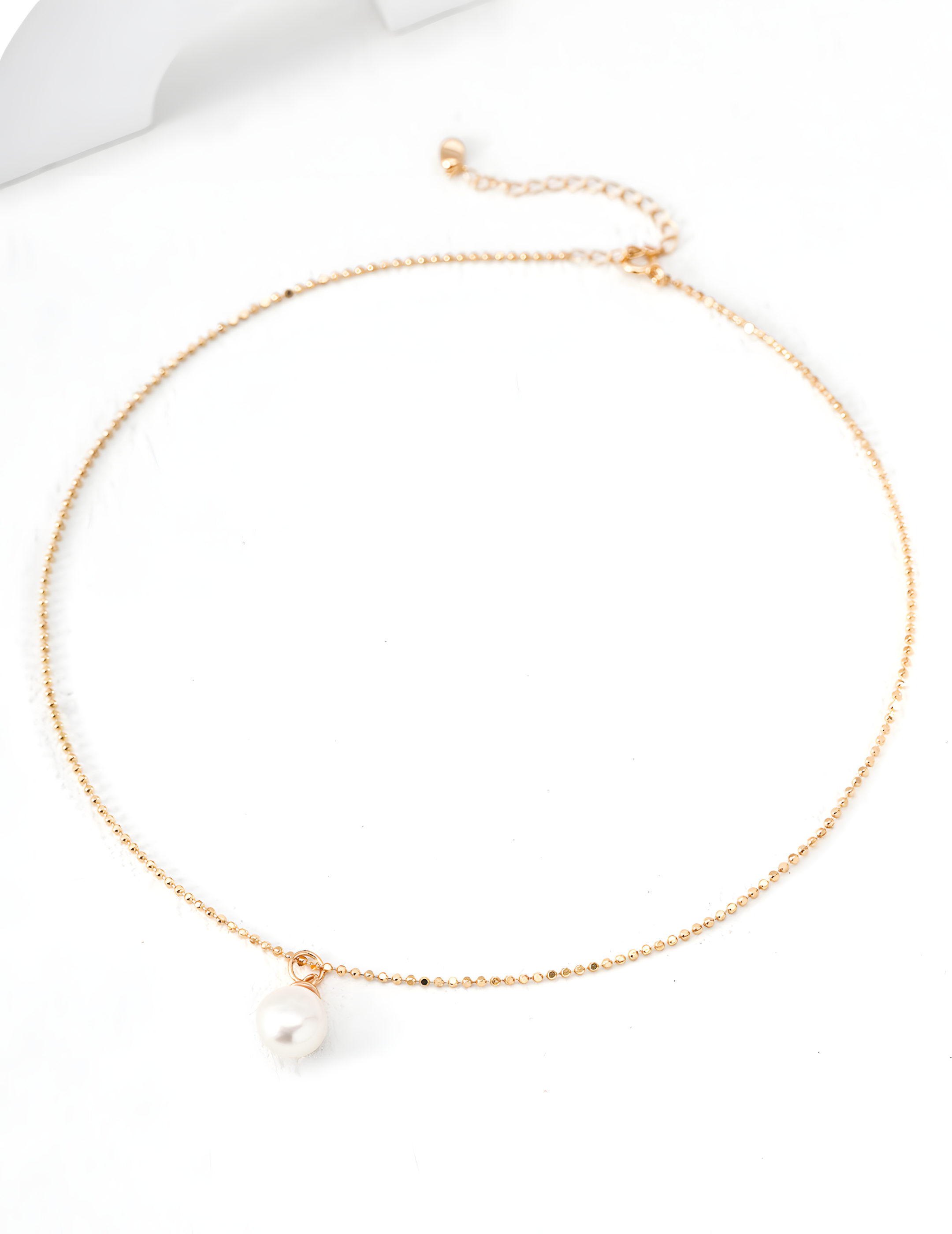 SENLORE Minimalist Pearl Necklace – Lifestyle Shot