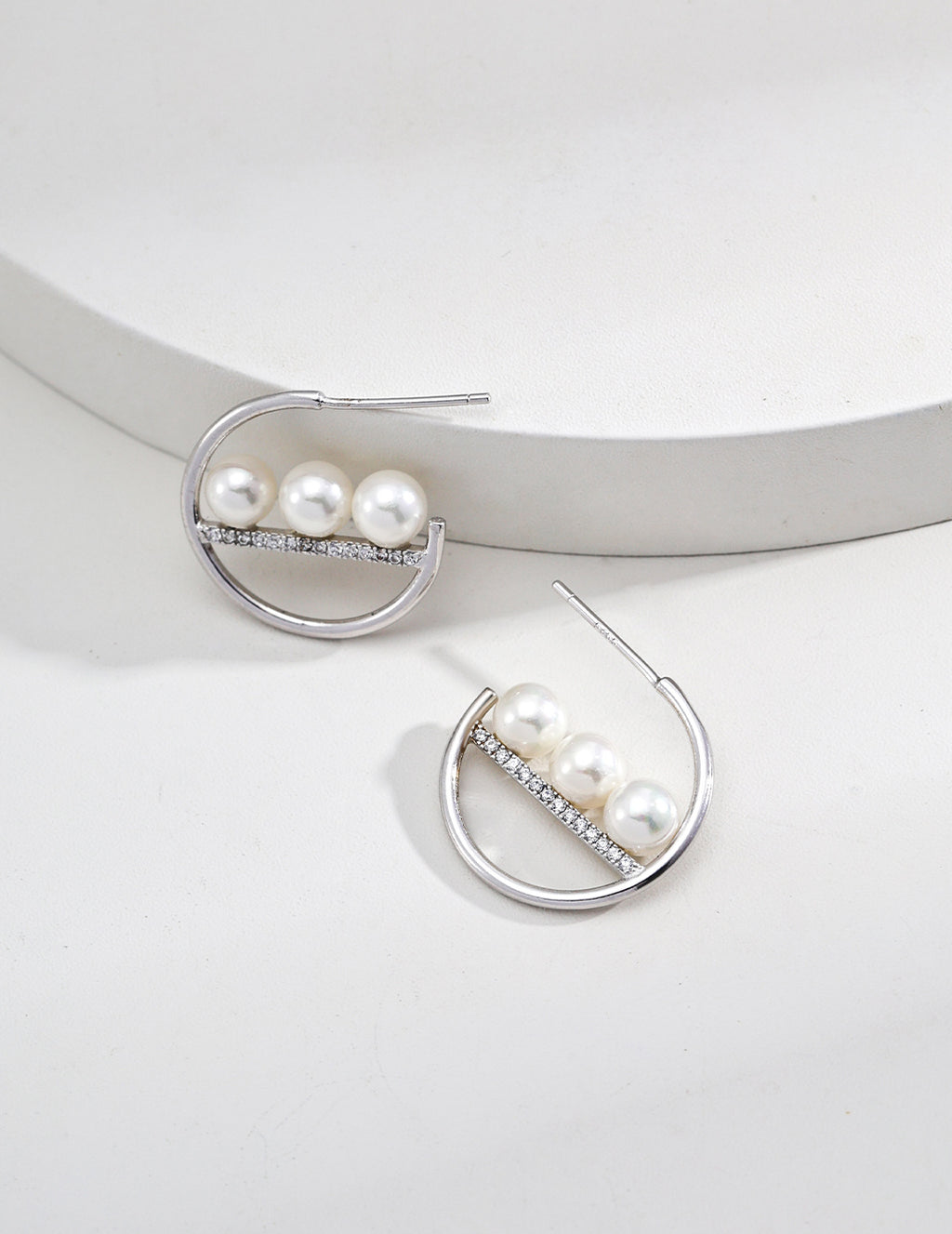 SENLORE Shell Pearl Earrings – Lifestyle Shot