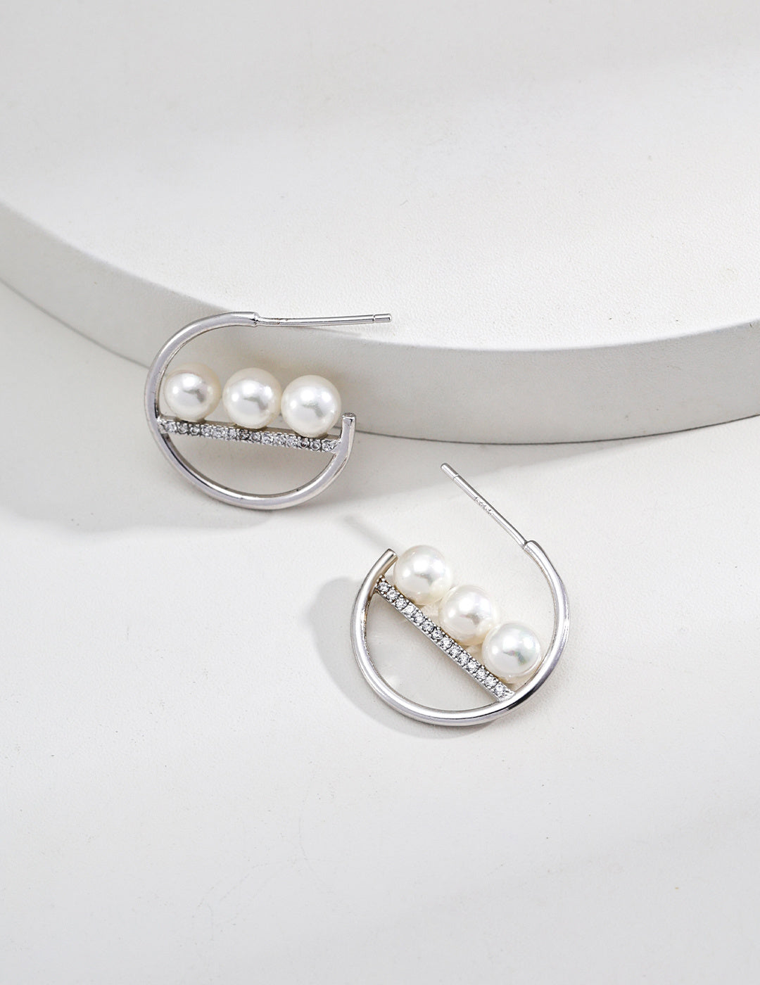 SENLORE Shell Pearl Earrings – Lifestyle Shot