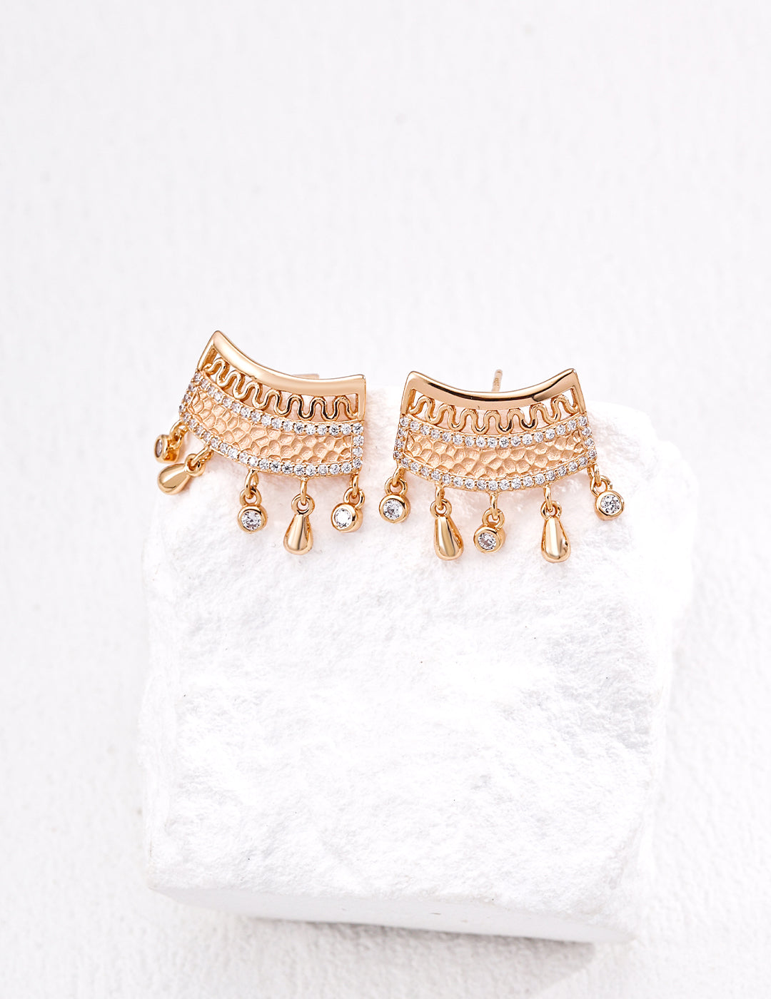 SENLORE Vintage Zircon Earrings – Detail Close-up
