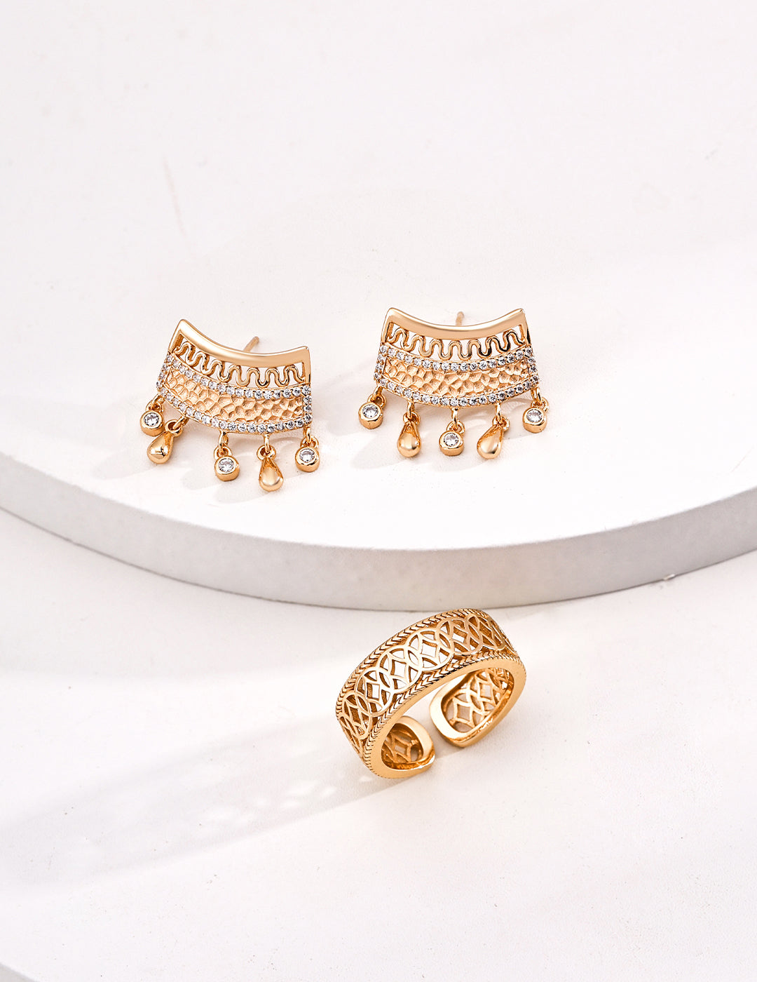 SENLORE Vintage Zircon Earrings – Lifestyle Shot