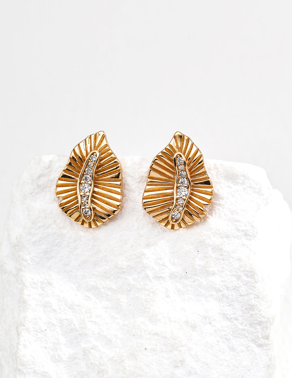 SENLORE Vintage Leaf Earrings – Detail Close-up