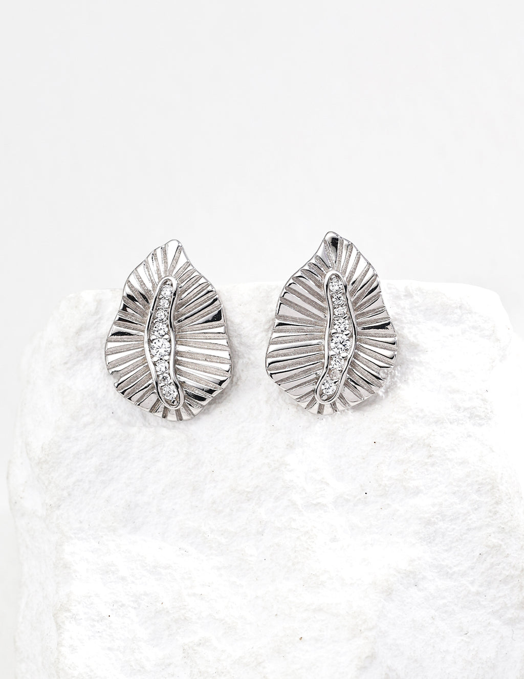 SENLORE Vintage Leaf Earrings – Side View
