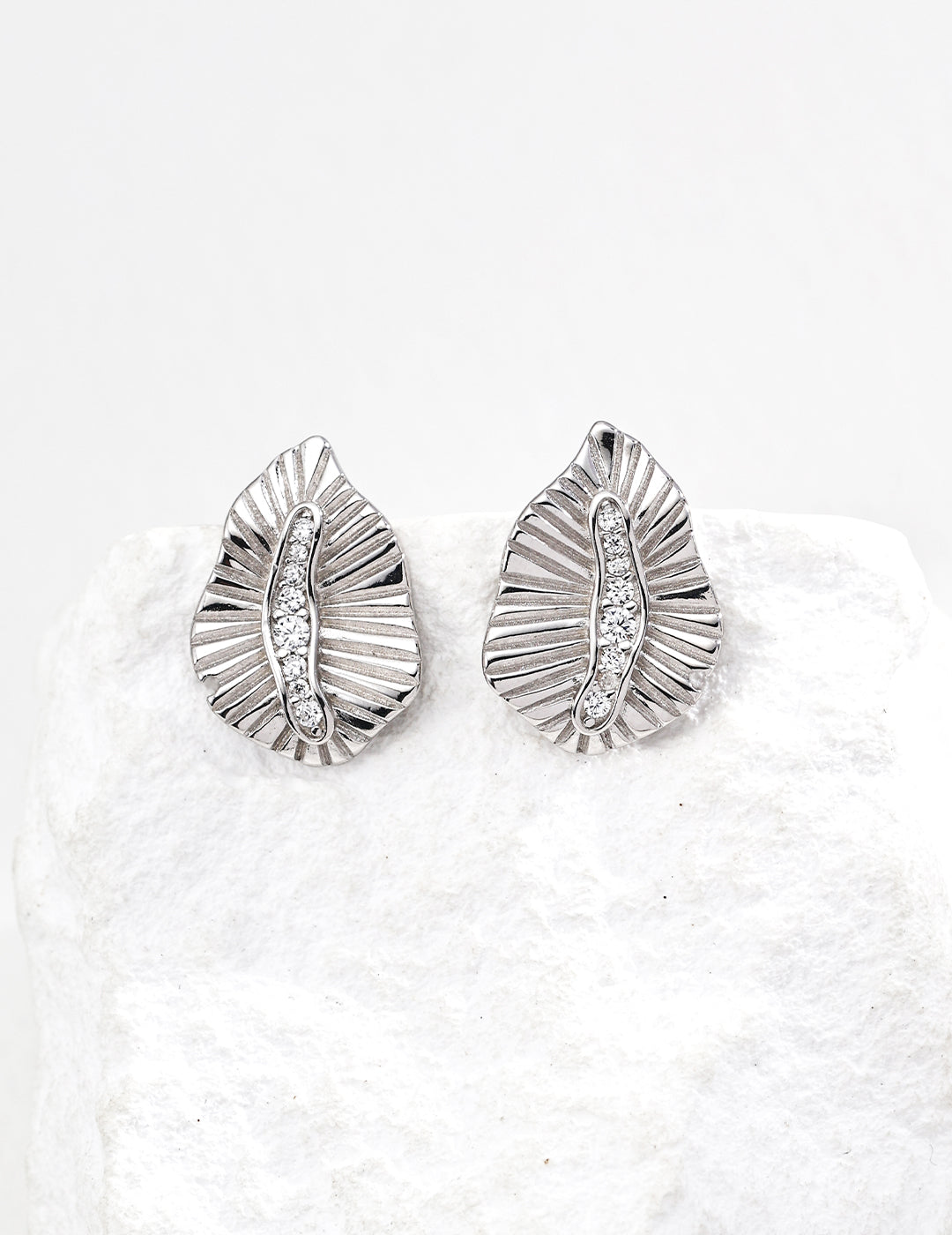 SENLORE Vintage Leaf Earrings – Side View