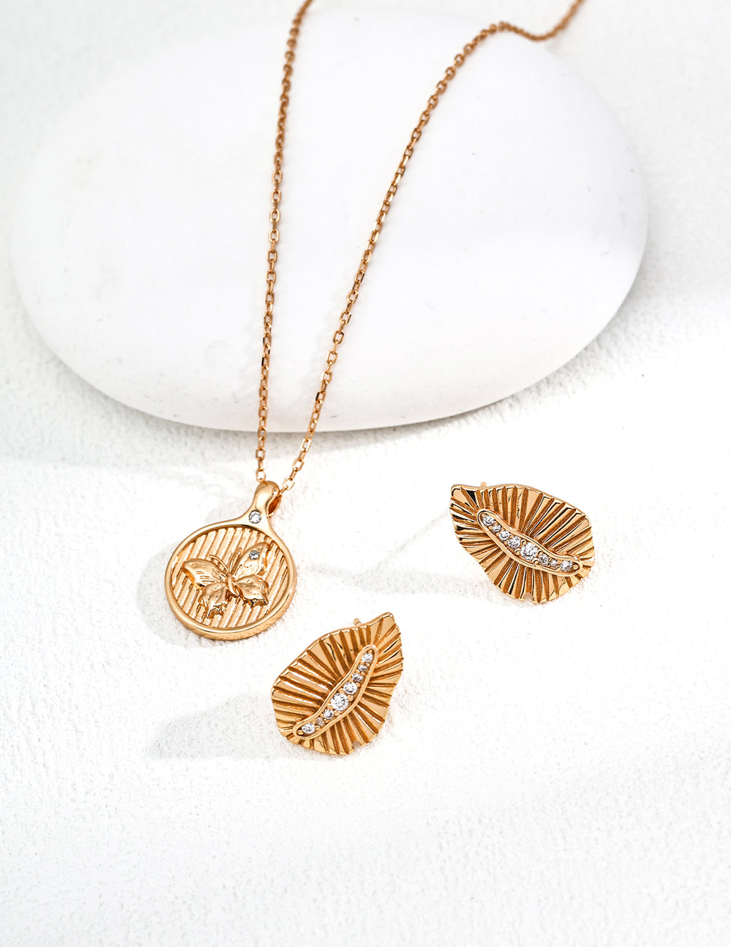 SENLORE Vintage Leaf Earrings – Lifestyle Shot