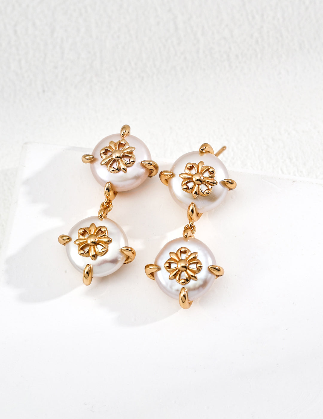 SENLORE Vintage Iris Pearl Earrings – Detail Close-up