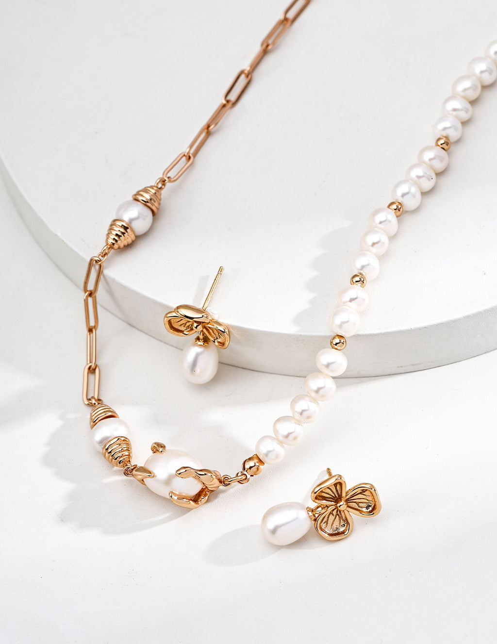 SENLORE Minimalist Clover Earrings – Front View