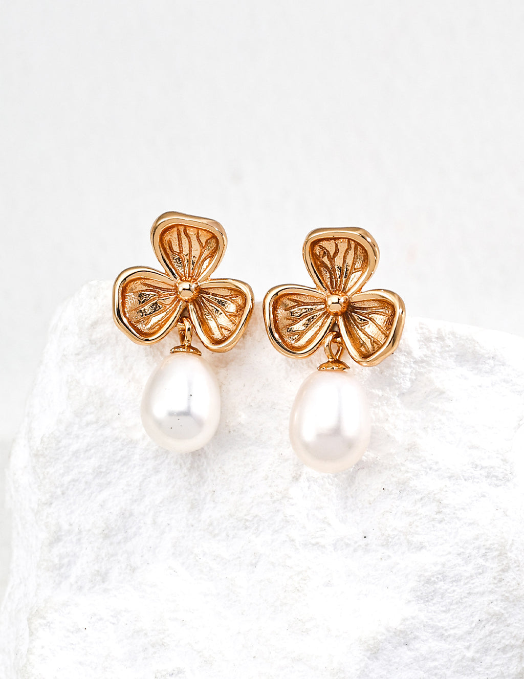 SENLORE Minimalist Clover Earrings – Detail Close-up