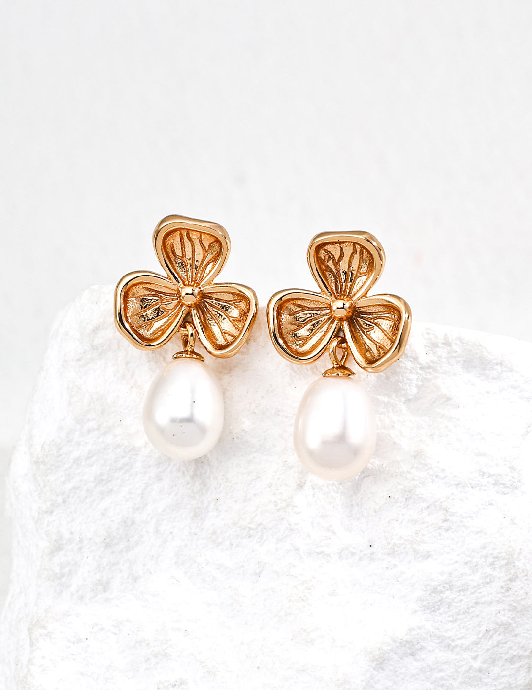 SENLORE Minimalist Clover Earrings – Detail Close-up