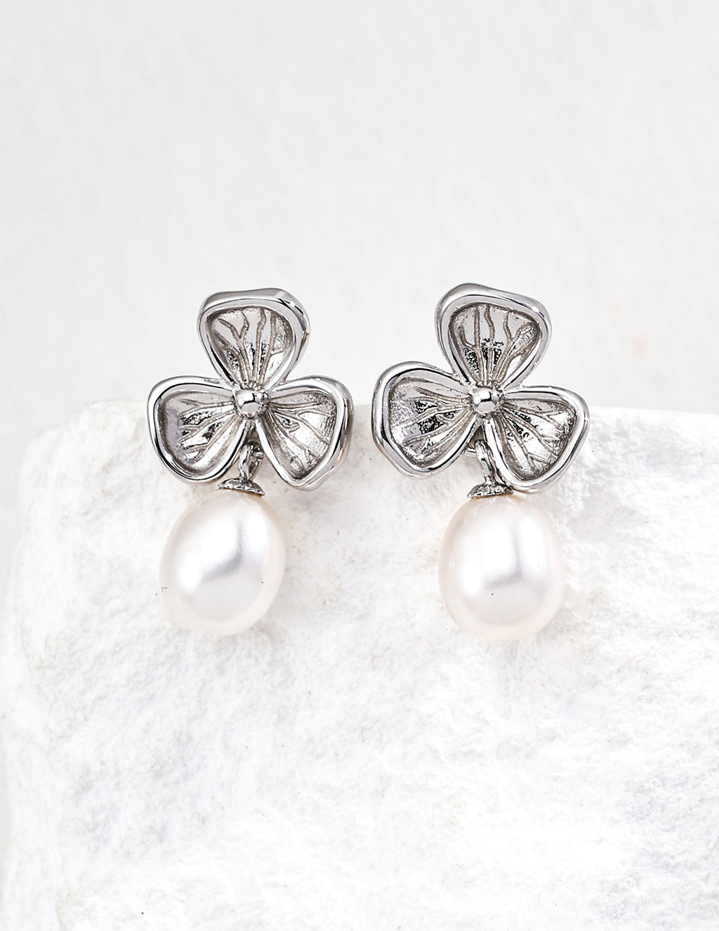 SENLORE Minimalist Clover Earrings – Side View