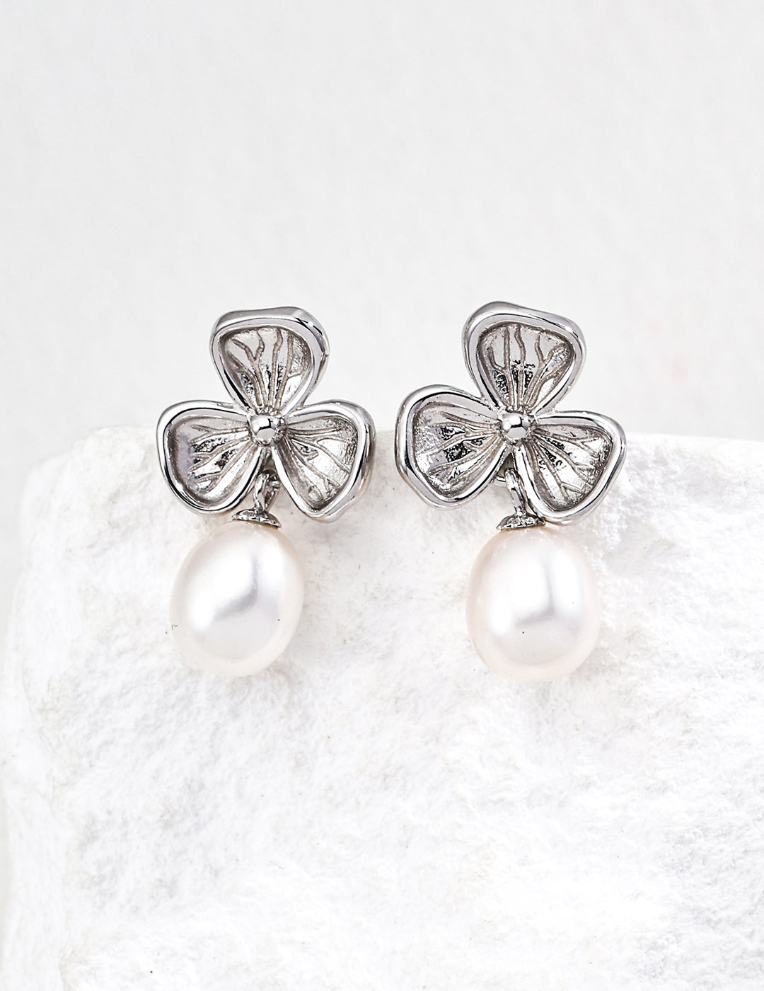 SENLORE Minimalist Clover Earrings – Side View