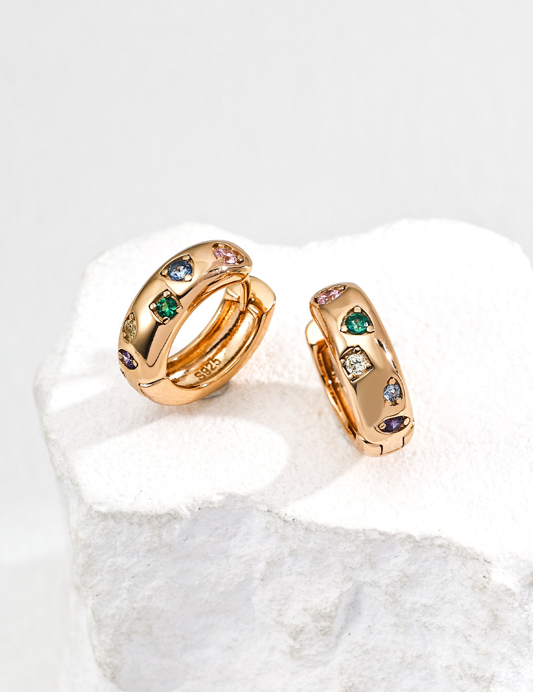 SENLORE Vintage Zircon Earrings – Detail Close-up