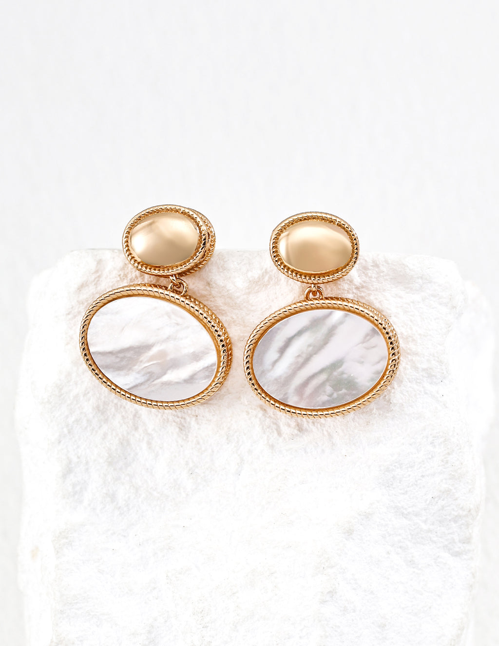 SENLORE Minimalist Mother-of-Pearl Earrings – Detail Close-up