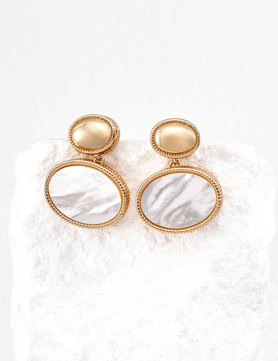 SENLORE Minimalist Mother-of-Pearl Earrings – Detail Close-up