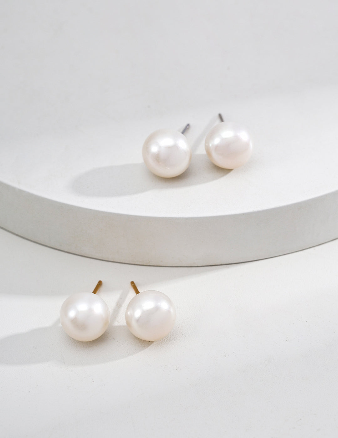 SENLORE Minimalist Natural Pearl Earrings – Detail Close-up