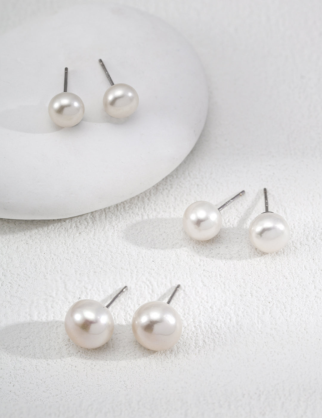 SENLORE Minimalist Natural Pearl Earrings – Lifestyle Shot