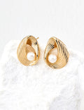 SENLORE Minimalist Pearl Earrings – Detail Close-up