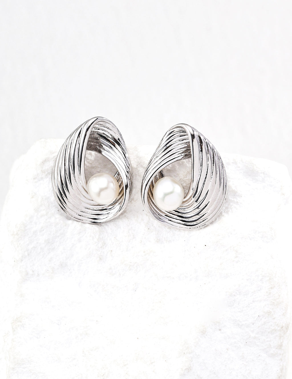 SENLORE Minimalist Pearl Earrings – Side View