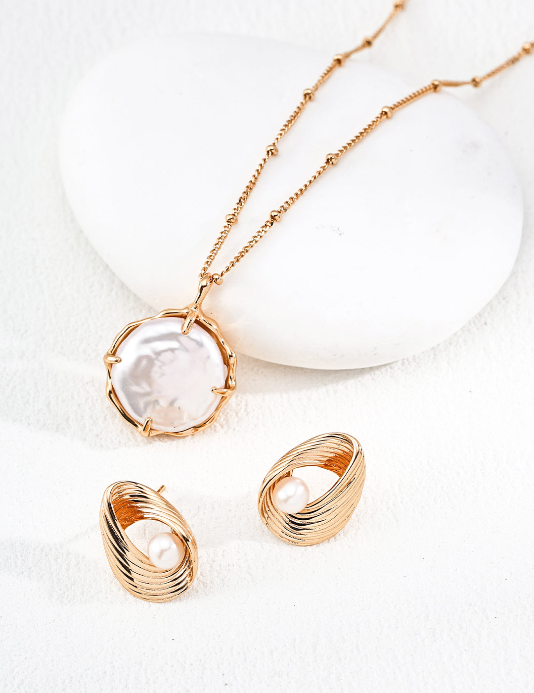 SENLORE Minimalist Pearl Earrings – Lifestyle Shot