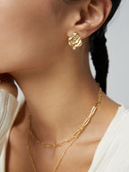 SENLORE Vintage Wave Zircon Earrings – Detail Close-up