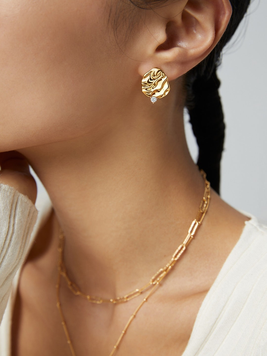 SENLORE Vintage Wave Zircon Earrings – Detail Close-up