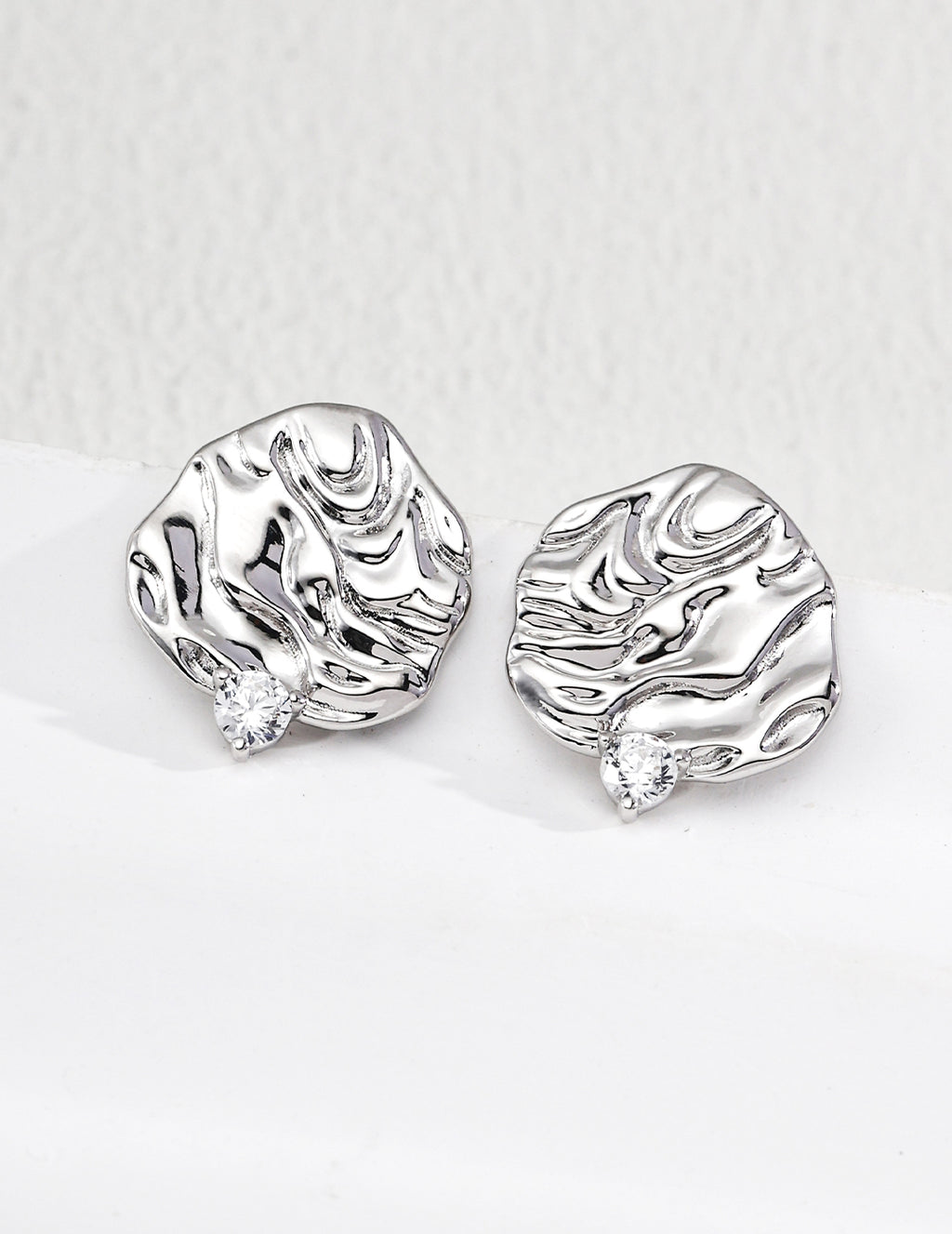 SENLORE Vintage Wave Zircon Earrings – Lifestyle Shot