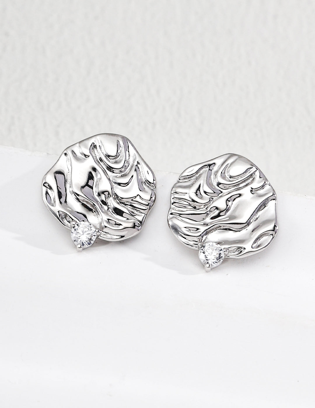 SENLORE Vintage Wave Zircon Earrings – Lifestyle Shot