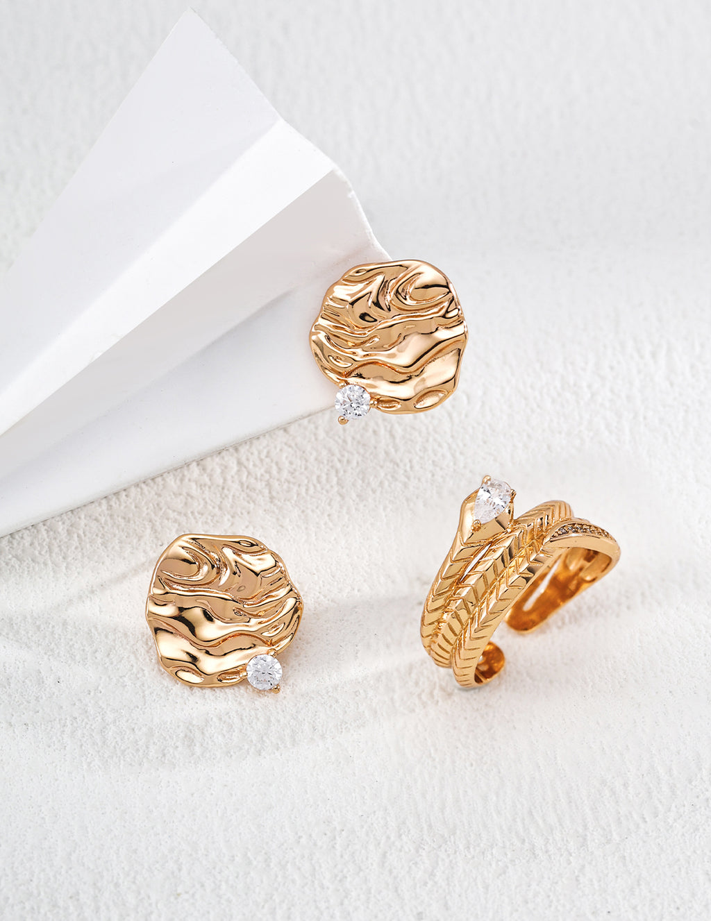 SENLORE Vintage Wave Zircon Earrings – Lifestyle Shot