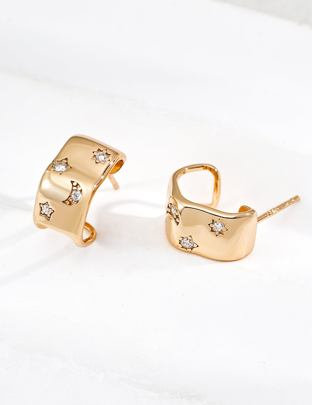 SENLORE Minimalist Zircon Earrings – Lifestyle Shot