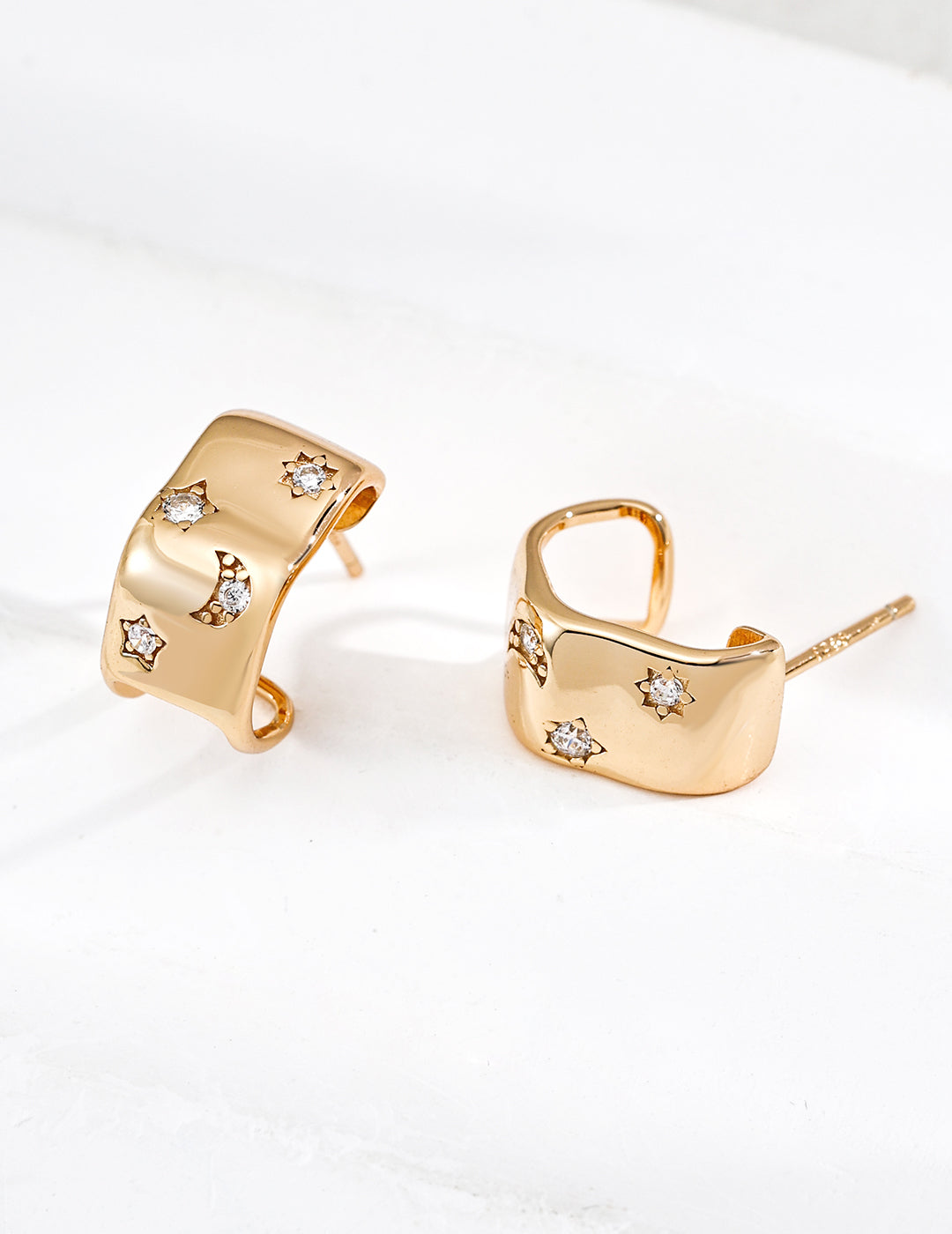 SENLORE Minimalist Zircon Earrings – Lifestyle Shot