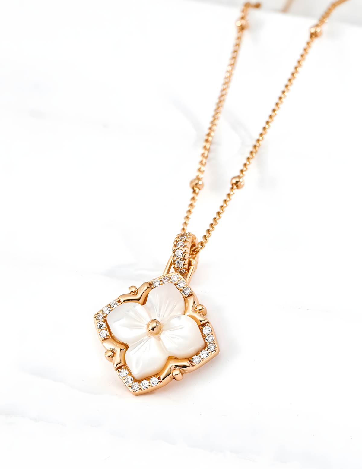 SENLORE Clover Mother-of-Pearl Necklace – Detail Close-up
