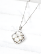 SENLORE Clover Mother-of-Pearl Necklace – Side View