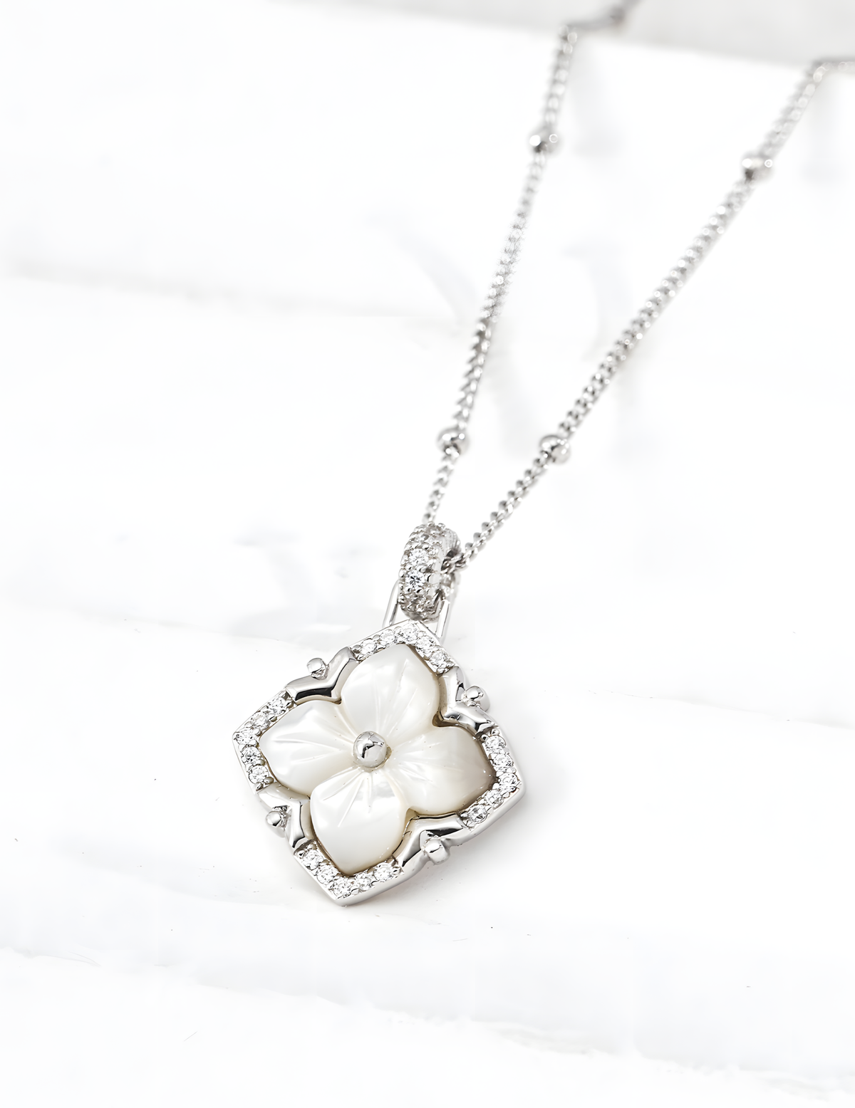SENLORE Clover Mother-of-Pearl Necklace – Side View