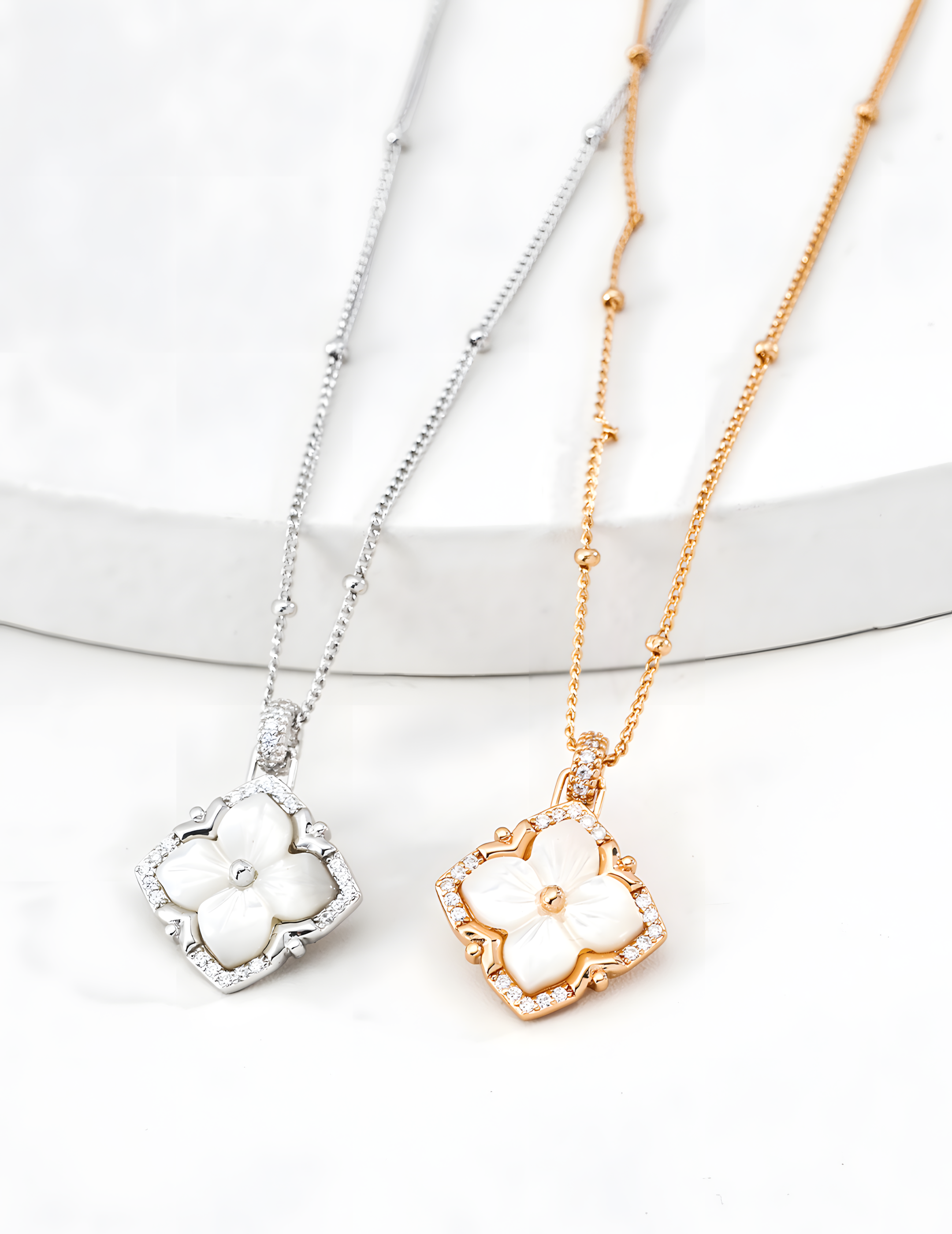 SENLORE Clover Mother-of-Pearl Necklace – Lifestyle Shot